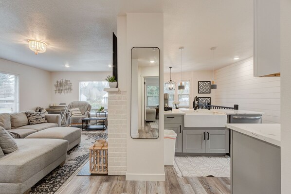 Smart TV, fireplace, books, stereo