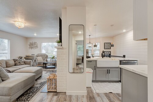 Updated home in Vancouver. King bed.