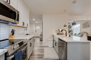 Fridge, microwave, oven, stovetop - Updated home in Vancouver. King bed. (Vancouver)