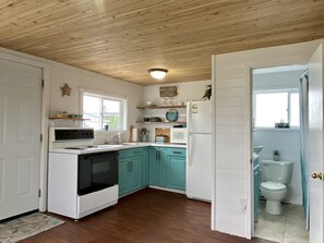 Fridge, microwave, oven, stovetop - Beach vibes (Pointe-du-Chêne)