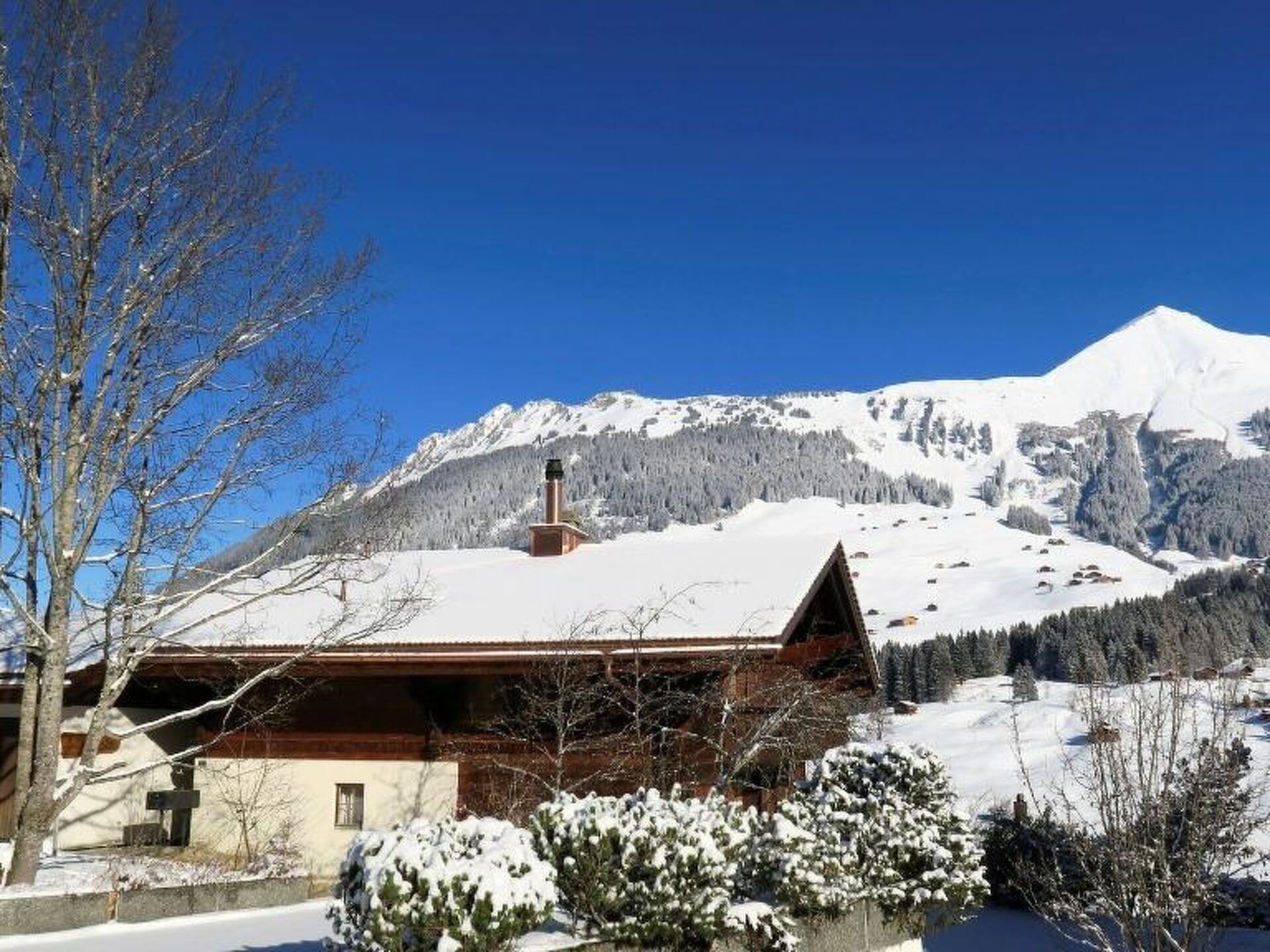 Ciel, Neige, Jour, Bâtiment, Propriété, Montagne, Plante, La Nature, Pente, Maison