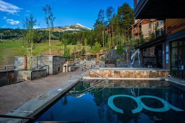 Indoor pool, outdoor pool - Grand Colorado on Peak 8 (Breckenridge)