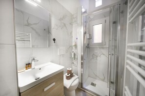 Dusche, Haartrockner, Bidet, Handtücher