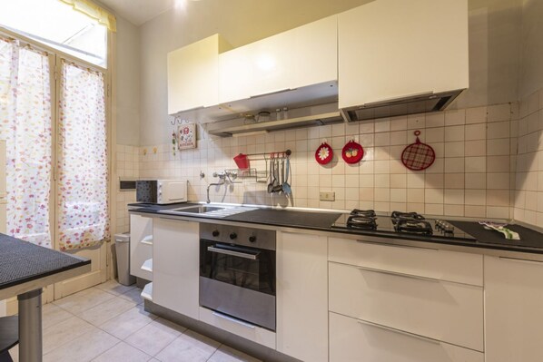 Frigorifero, microonde, forno, piano cottura