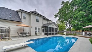 Ein rechteckiger Pool mit Sprungbrett, umgeben von einer Betonplattform.