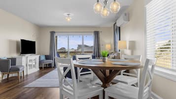 Condo, 2 Bedrooms | Dining room