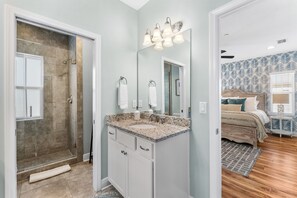 Combined shower/bathtub, towels
