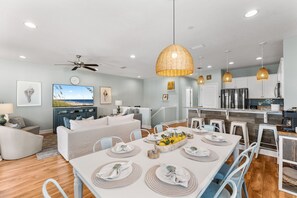 Smart TV, video games - Heated Pool| 3 Blocks to beach| Arcade Games (Destin)