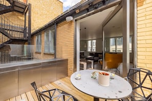 Outdoor dining - The Tonic – 1 Bed with Patio in Shoreditch (London)