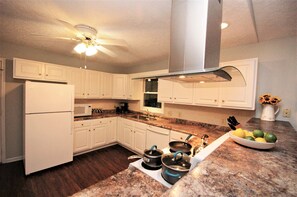 Fridge, microwave, oven, stovetop - 2 houses in one/Great for multi family grps. King suite. Walk to Lake Junaluska (Waynesville)