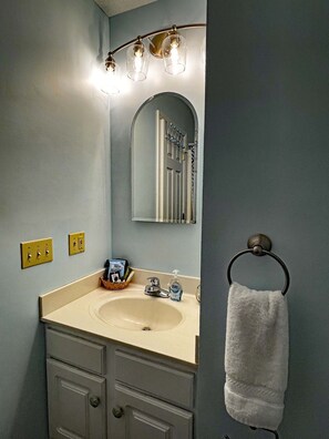 Bañera con ducha, secador de pelo, toallas, jabón