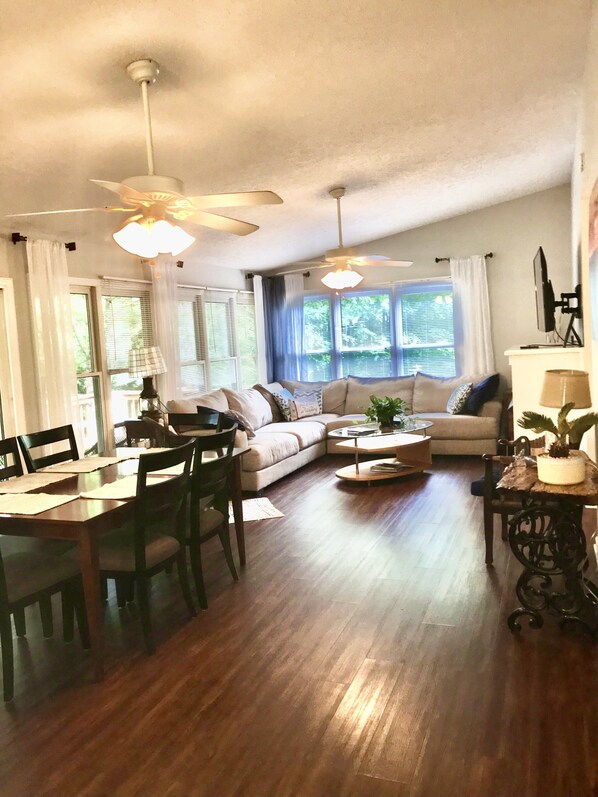 Smart TV, fireplace - 2 houses in one/Great for multi family grps. King suite. Walk to Lake Junaluska (Waynesville)