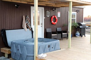 Terrace/patio - Hot Tub - Lake Front Lodge - Private (Commerce)