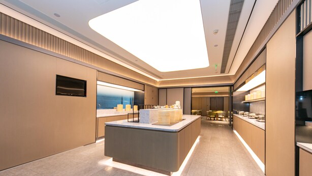 A modern hotel lobby with a central island, a reception desk, and a seating area. - Ji Hotel Guanqian Street Chayuanchang Metrostation (Suzhou)