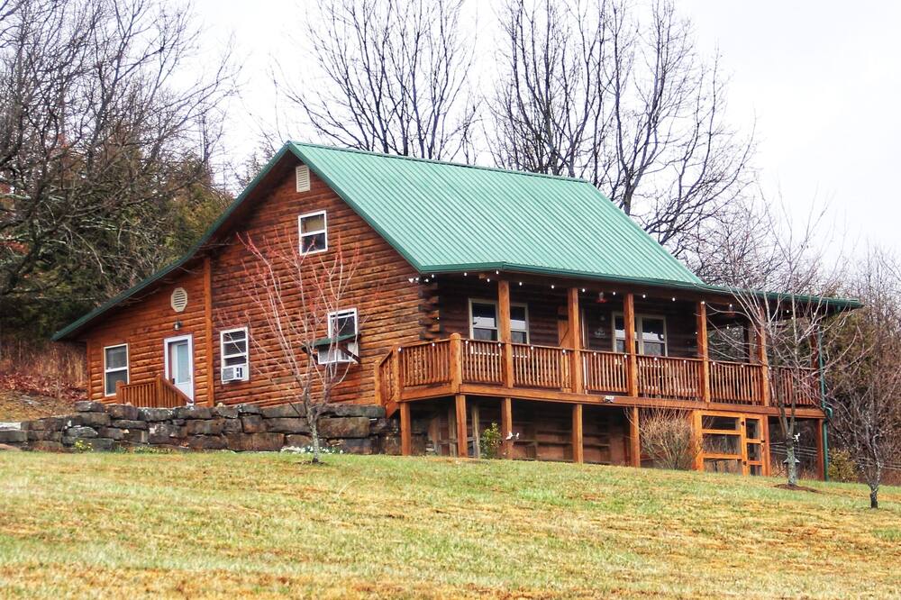 Deer Pond Cabin in Ozark Mountains - Minutes away from Buffalo River and hiking!