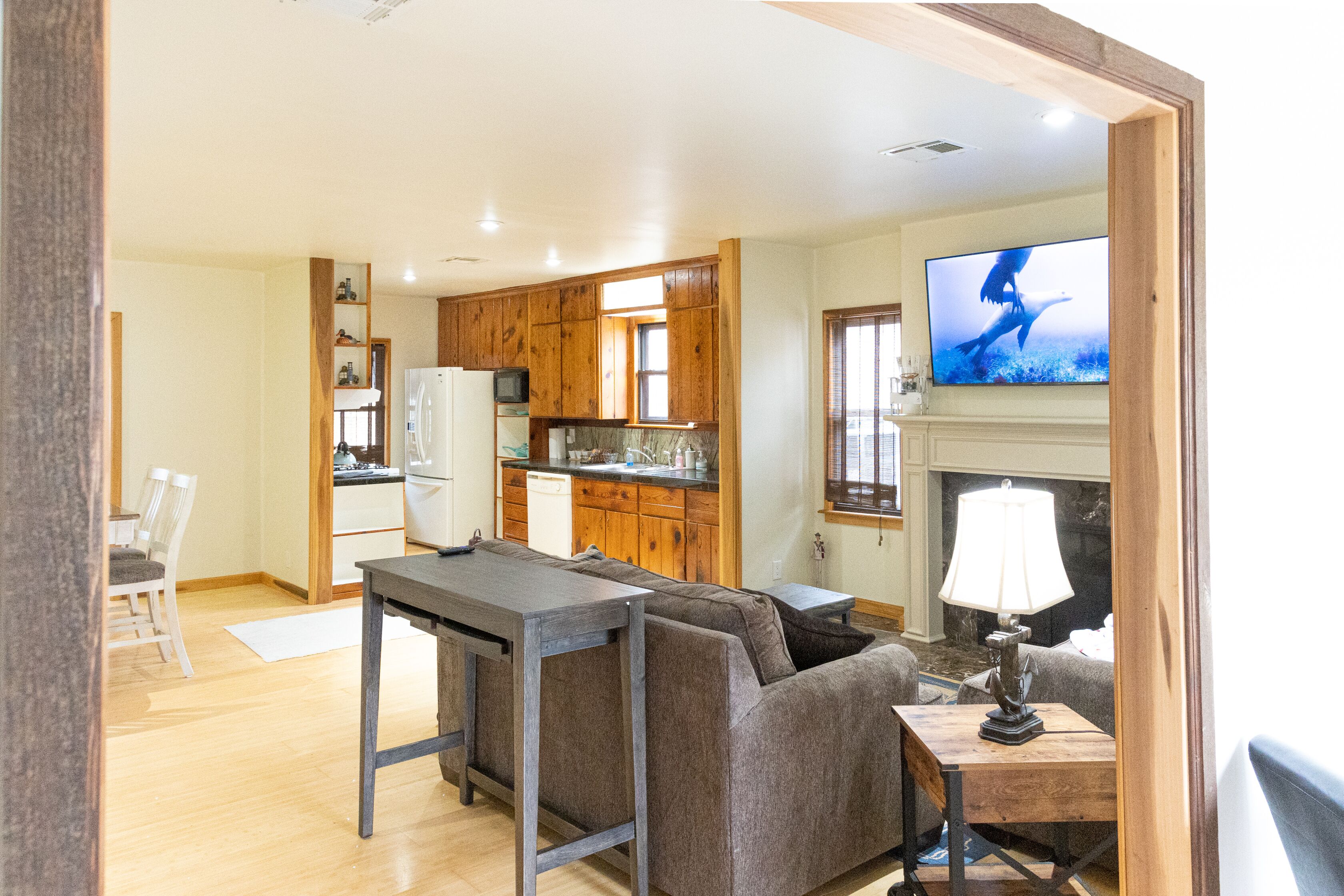 Cozy 2 bed home w/large deck and Hot tub