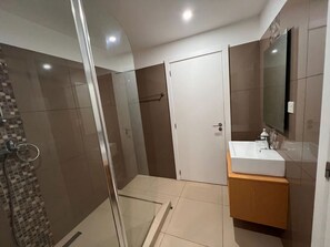 Dusche, Handtücher, Seife, Shampoo