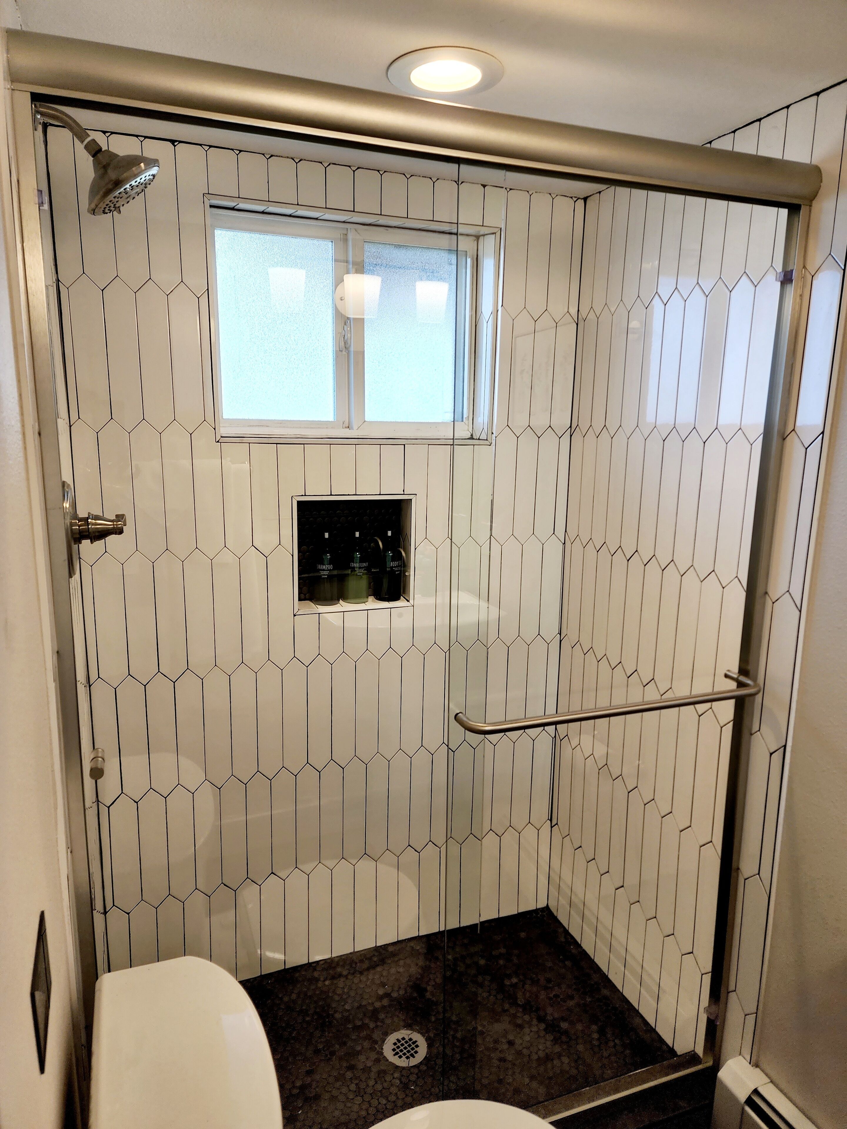 Douche, séchoir à cheveux, serviettes fournies, savon