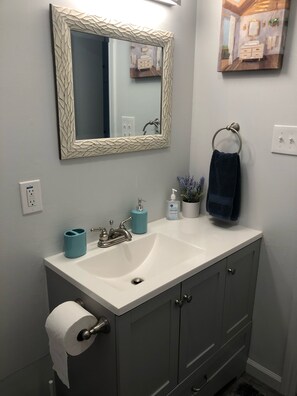 Ensemble douche/baignoire, serviettes fournies, savon, shampoing