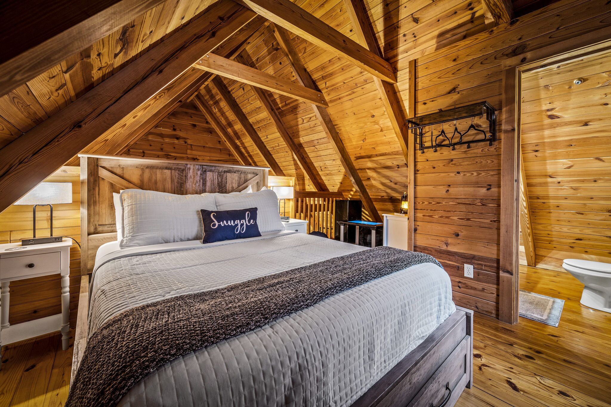 Cozy Log Cabin with Bubbling Hot Tub, in an Amazing Location, 7 mins to downtown