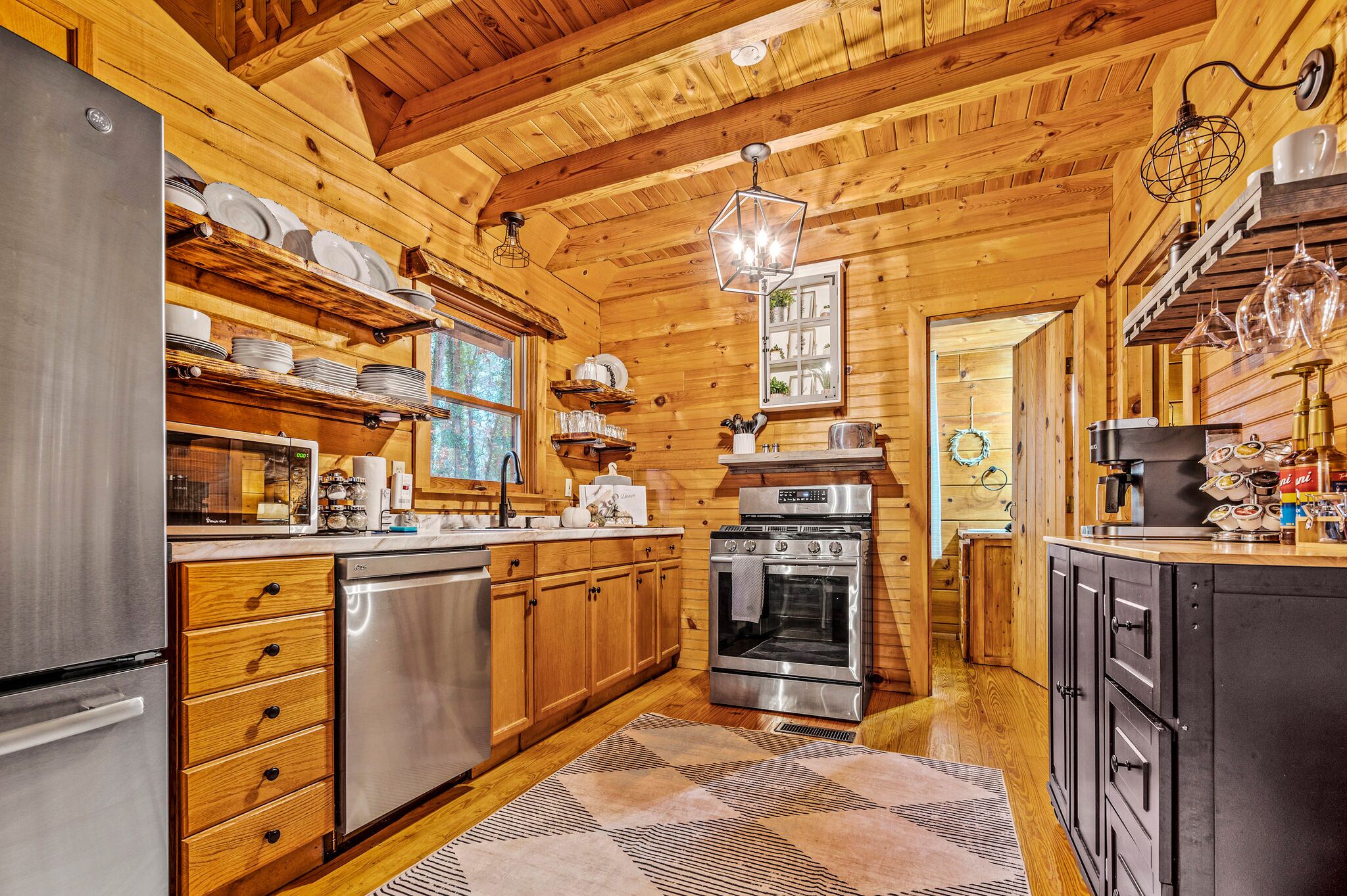 Cozy Log Cabin with Bubbling Hot Tub, in an Amazing Location, 7 mins to downtown