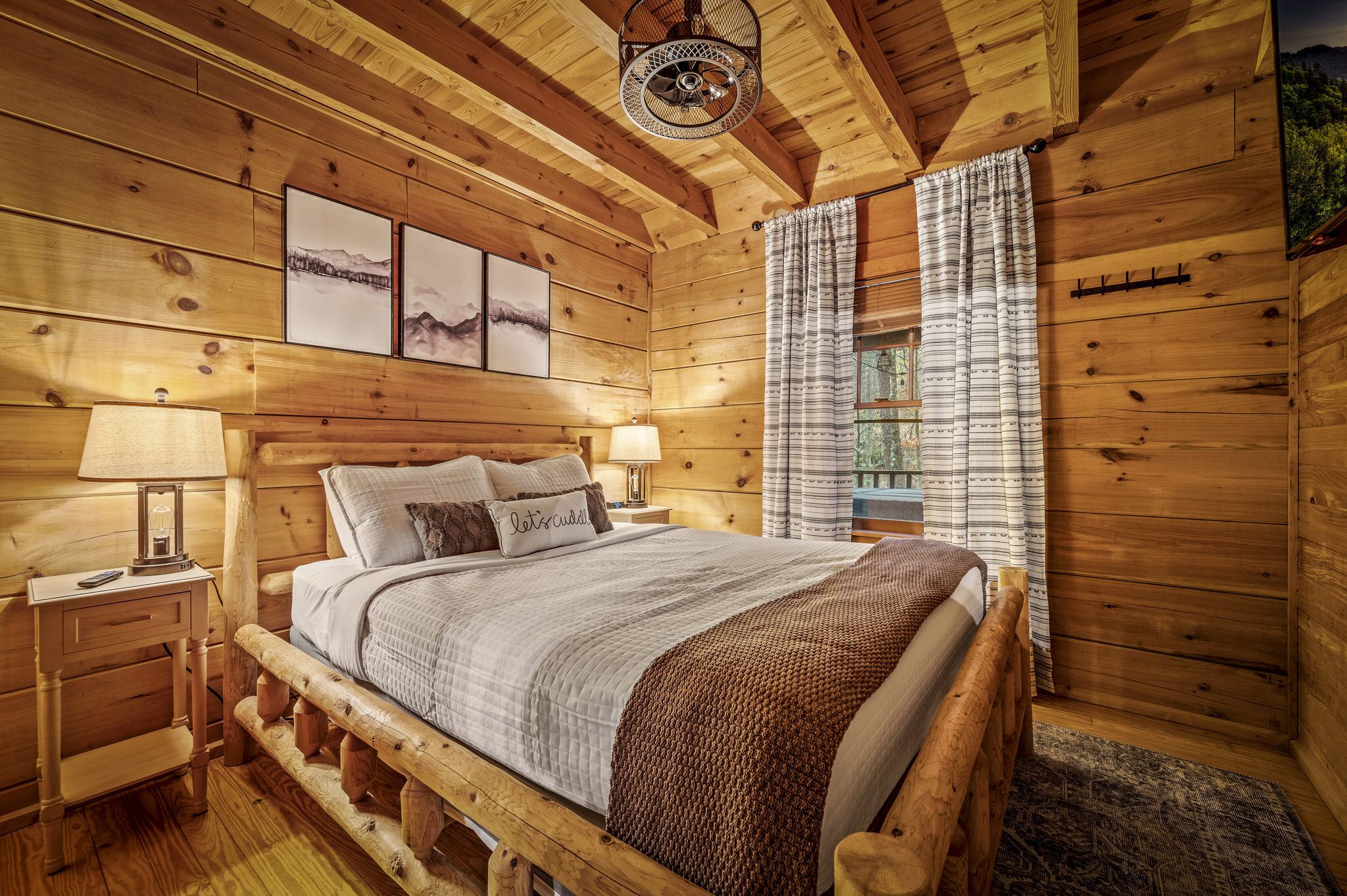 Cozy Log Cabin with Bubbling Hot Tub, in an Amazing Location, 7 mins to downtown
