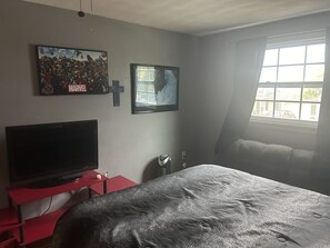 3 bedrooms, desk, iron/ironing board, free WiFi - Beautiful Waterfront Family Retreat with Hot Tub Near Beaches and Parks! (Holiday)