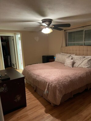 3 bedrooms, desk, iron/ironing board, free WiFi - Beautiful Waterfront Family Retreat with Hot Tub Near Beaches and Parks! (Holiday)