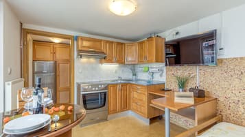 Fridge, oven, stovetop, cookware/dishes/utensils