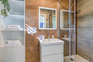 Shower, towels - Riverside Suite Jure private beach, Gradac, Slovenia (Gradac)