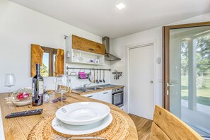 Kjøleskap, ovn, kokeplater og kjøkkenutstyr