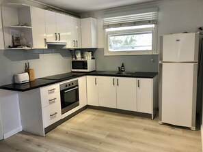 Frigorifero, microonde, forno, piano cottura