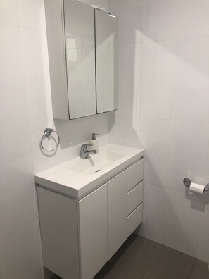 Doccia, asciugacapelli, asciugamani, sapone