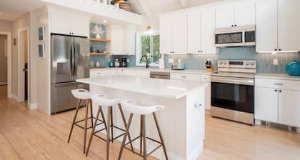 Stunning, Chic Remodel! Beach House Minutes to Newport!