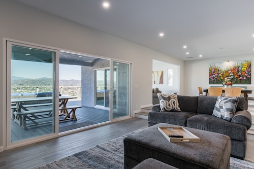 Close to Beaches, Spectacular Views w/hot tub