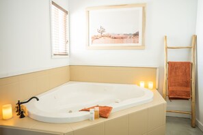 Ensemble douche/baignoire, sĂšche-cheveux, serviettes fournies