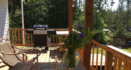 Cozy ,artistic cottage in a garden setting close to the beach and hiking trails.