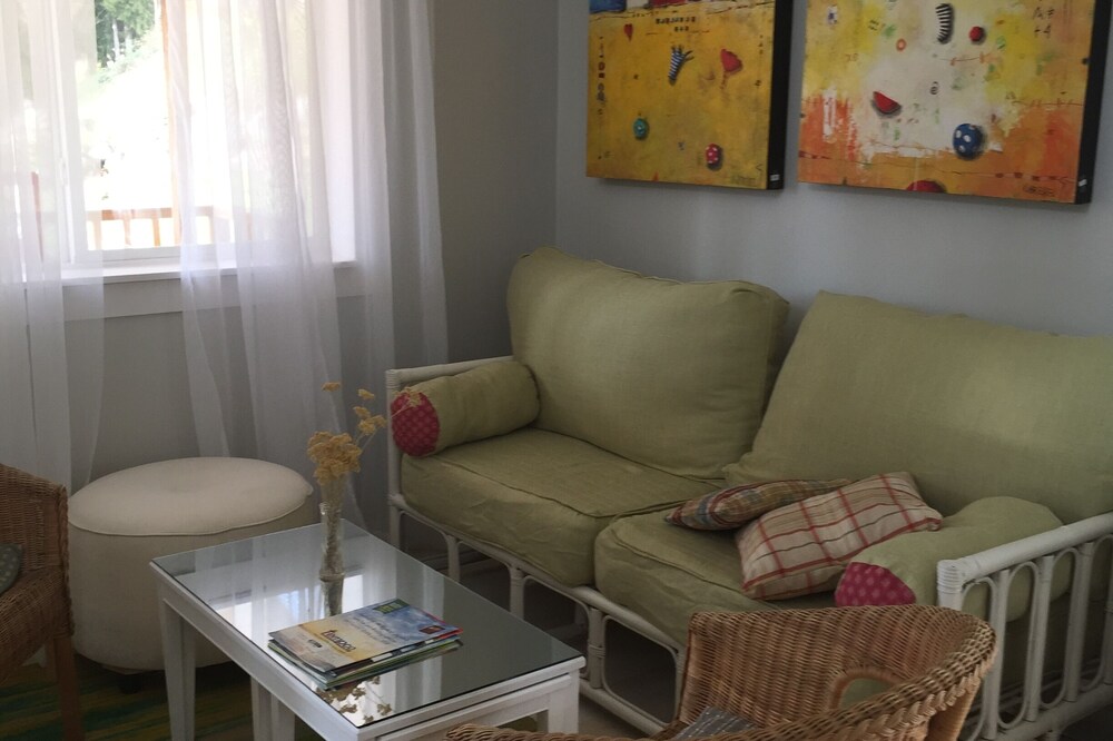 Cozy ,artistic cottage in a garden setting close to the beach and hiking trails.