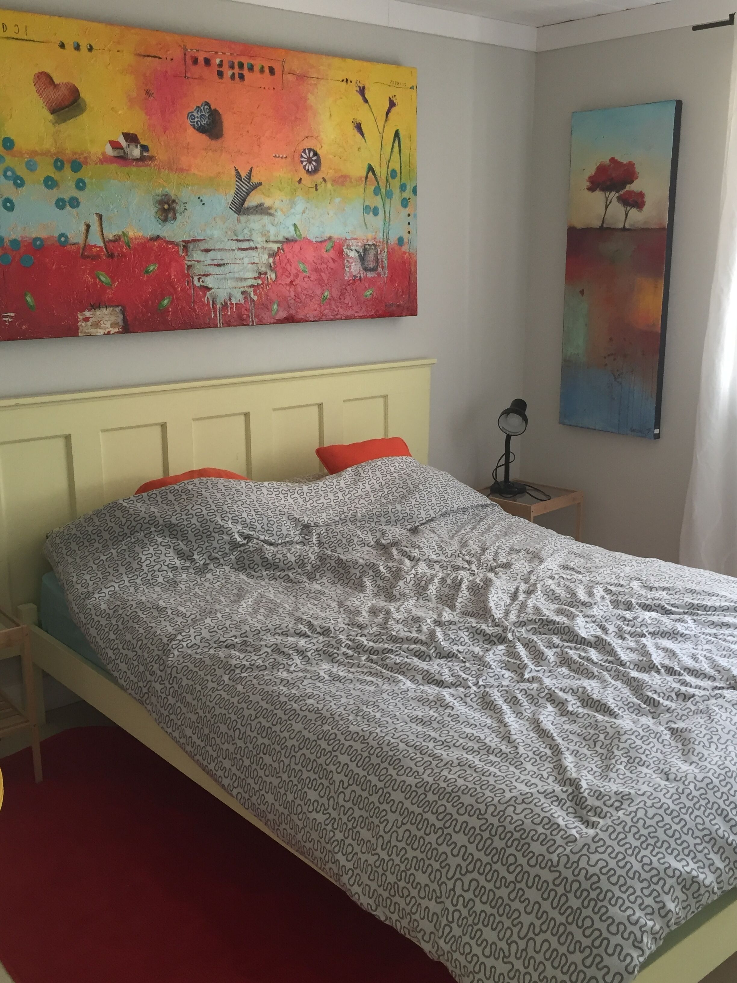 Cozy ,artistic cottage in a garden setting close to the beach and hiking trails.