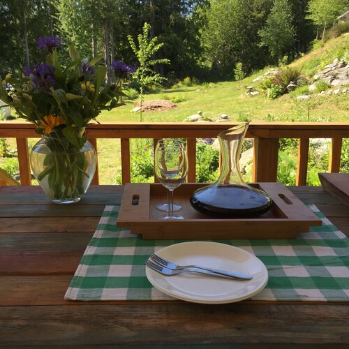 Cozy ,artistic cottage in a garden setting close to the beach and hiking trails.