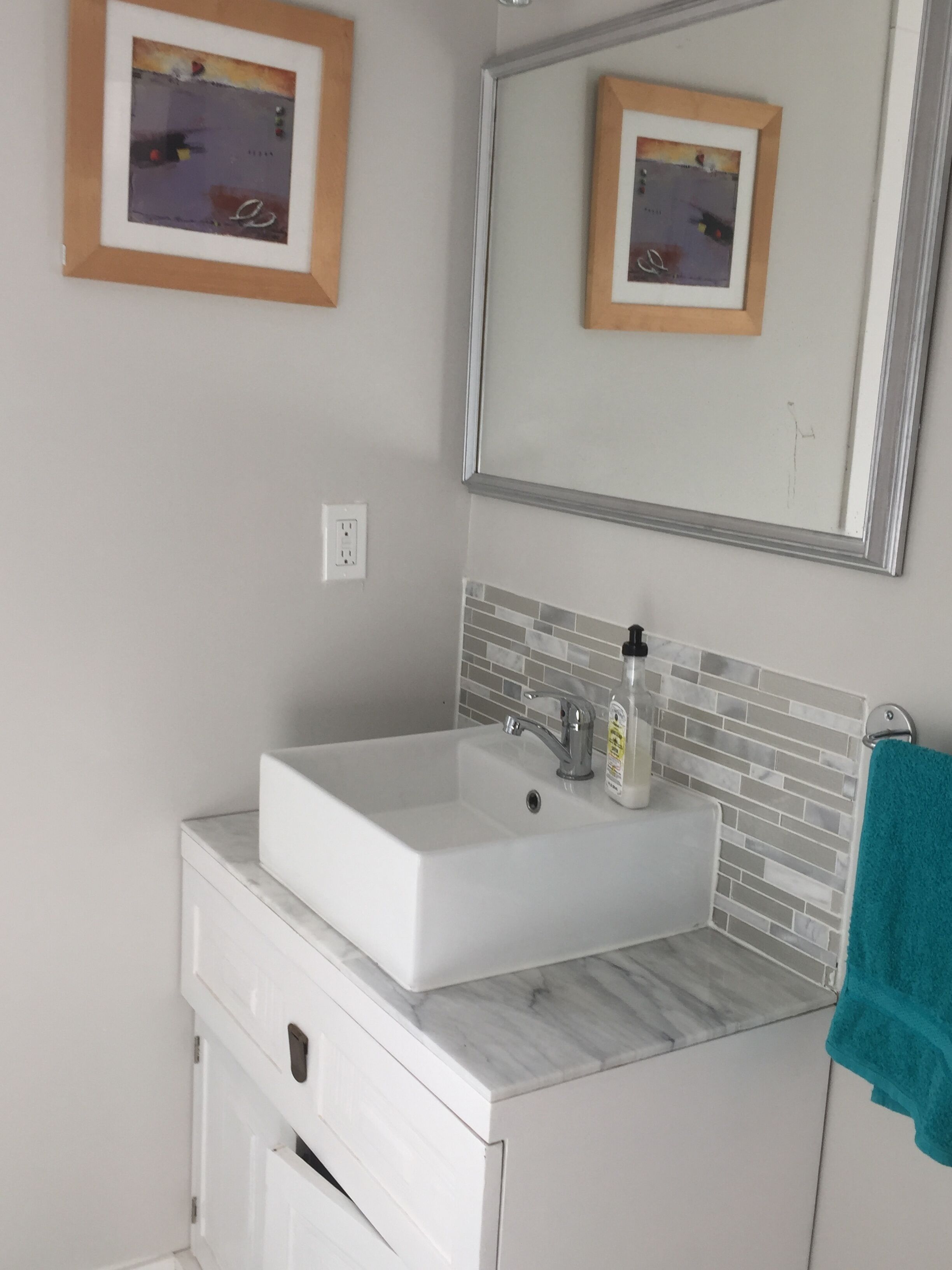 Cozy ,artistic cottage in a garden setting close to the beach and hiking trails.