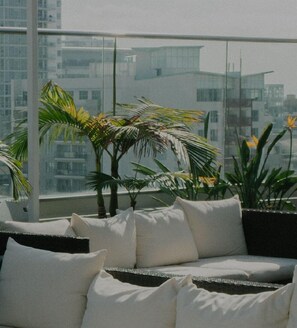 Property grounds - Roomy Navy Yard 1BR w/ W/D, Roof BBQ & Gym, near Nats Park by Blueground (Washington, D.C.)