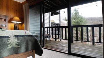 2 bedrooms, iron/ironing board, internet, bed sheets