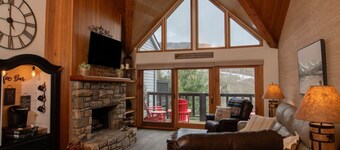 Fantastic ski escape with slope view, walk to lifts, fireplace & private balcony
