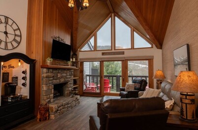 Fantastic ski escape with slope view, walk to lifts, fireplace & private balcony