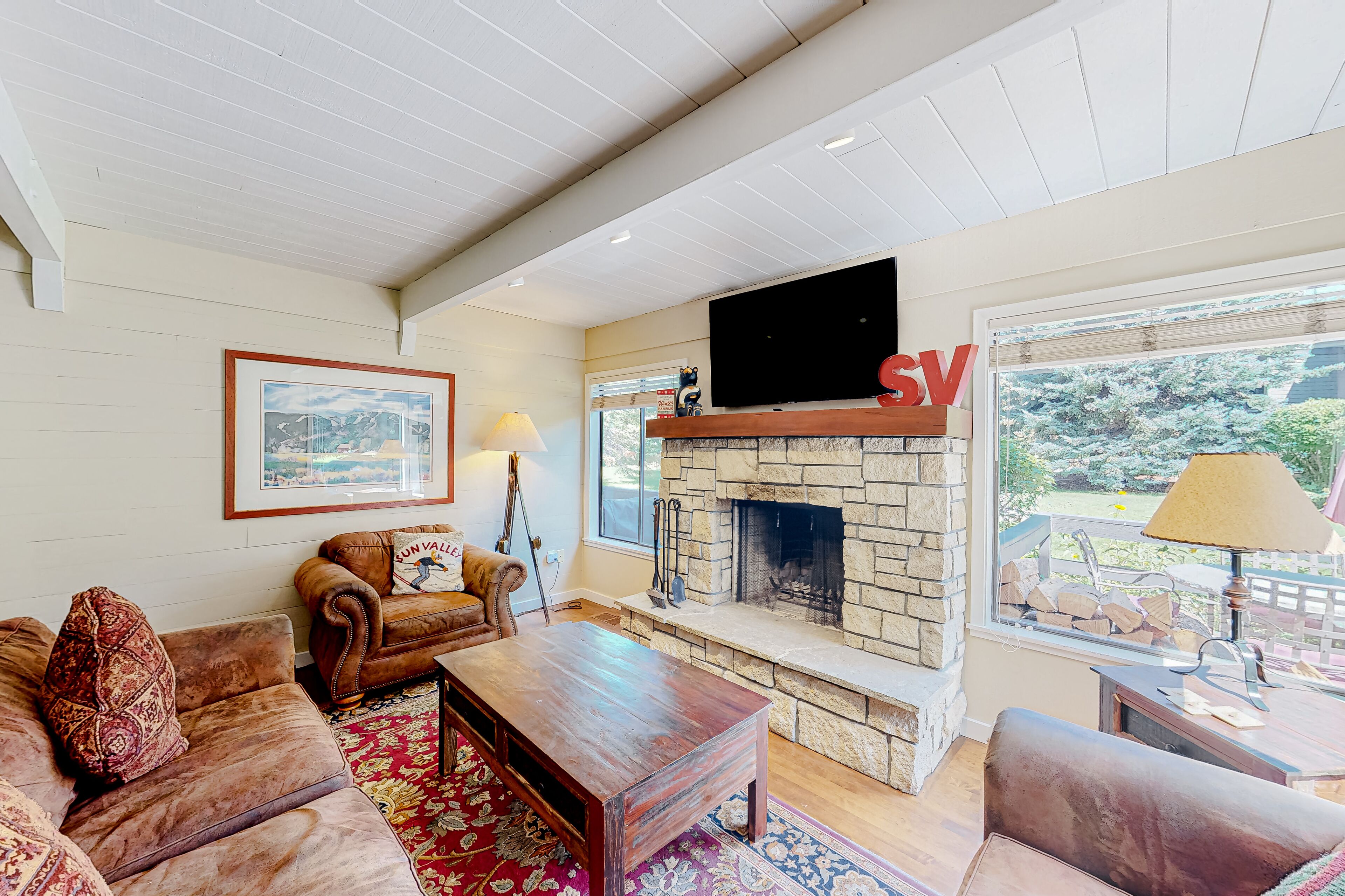 Stylish condo near the slopes & town with private patio and WiFi - walk to lifts