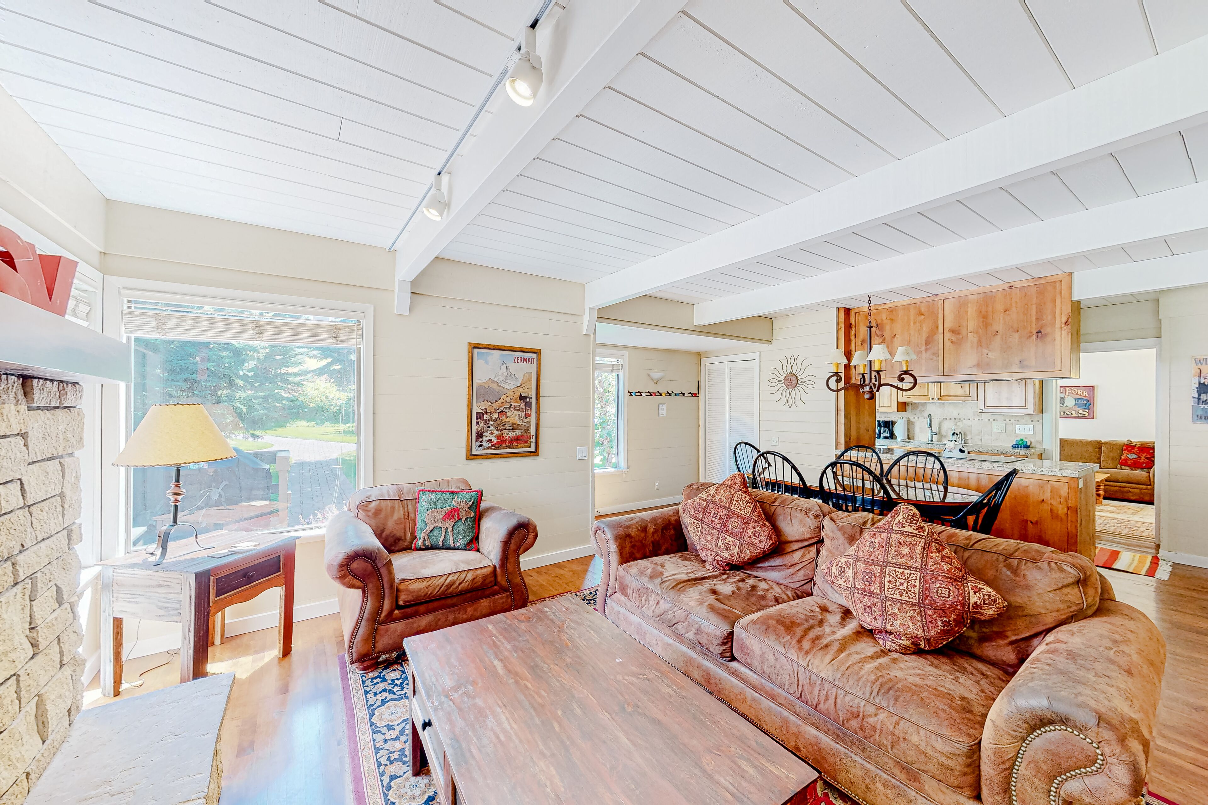 Stylish condo near the slopes & town with private patio and WiFi - walk to lifts