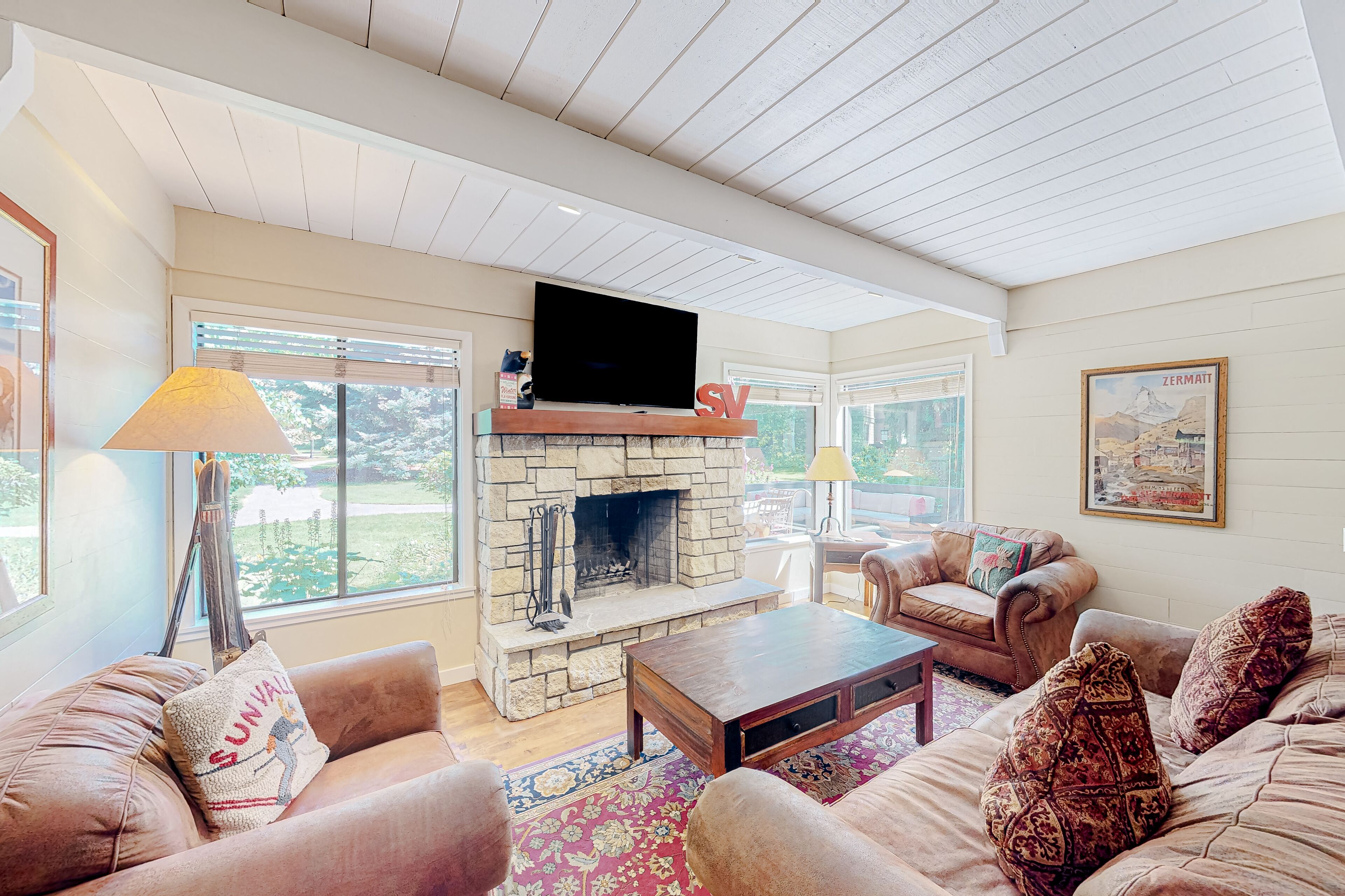 Stylish condo near the slopes & town with private patio and WiFi - walk to lifts