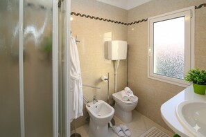 تجهيزات دش، مجففات شعر، مراحيض شطف، مناشف