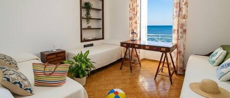 2 makuuhuonetta, silitysrauta/-lauta, vuodevaatteet